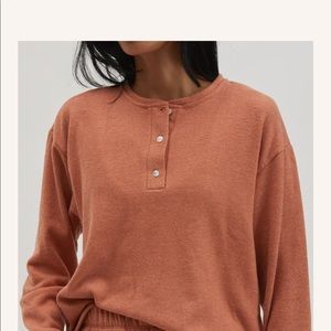 DONNI. NWT sweater henley long sleeve. Size small. Colour: penny.